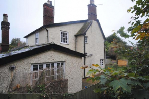 Idyllic 3 Bedroom Cottage, Great Location, Parking